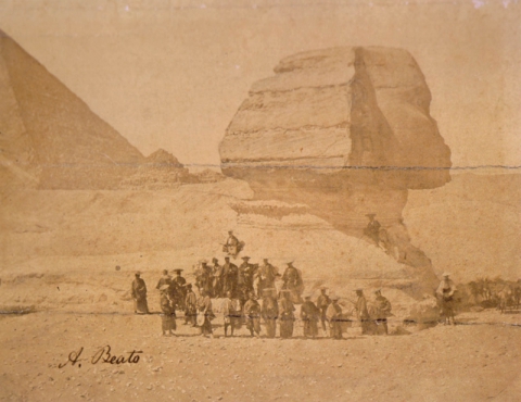 A. Beato, ambassadeurs de la mission diplomatique japonaise de 1864 devant le Sphinx, tirage albuminé, 21,8 x 27,9 cm, 1864, coll. Miyake Tatsuo.jpg