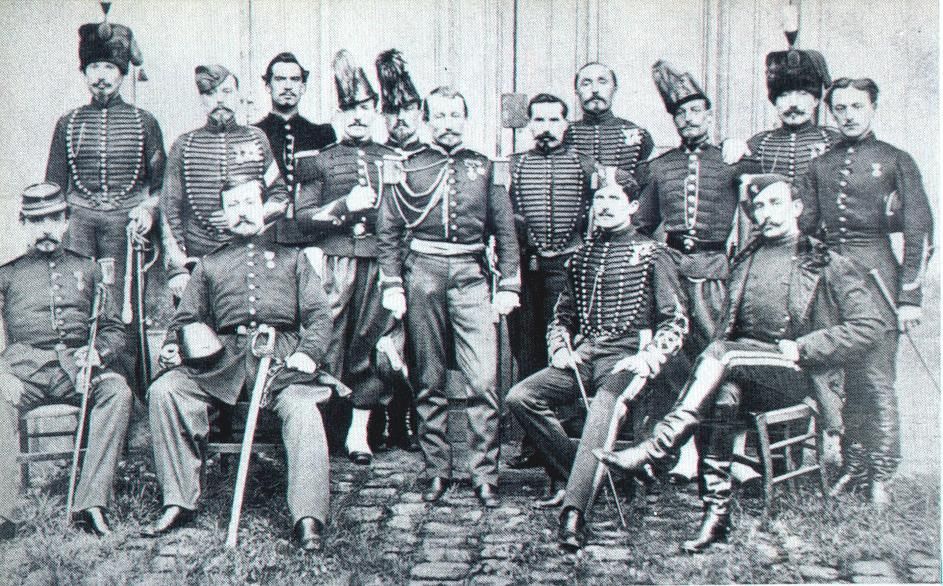 JulesBrunet L’équipe militaire avant le départ pour le Japon (1866). Jules Brunet (officier coiffé, assis à la gauche du capitaine Chanoine qui est debout au centre).jpg