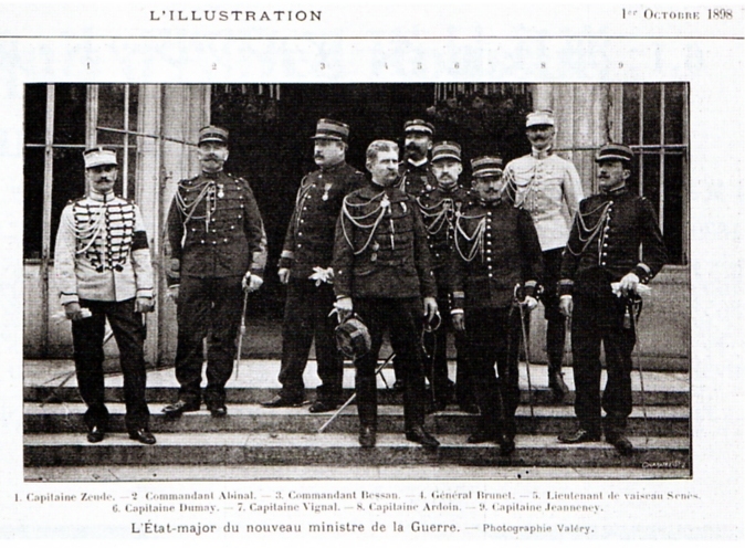 Général Jules Brunet, au centre, képi à la main (1898).jpg