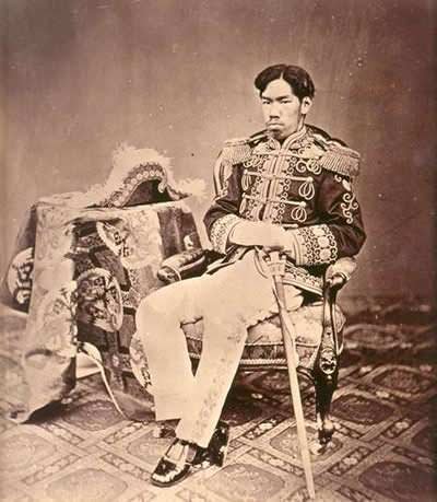 Empereur Meiji (photographié par Uchida Kuichi en octobre 1868).jpg
